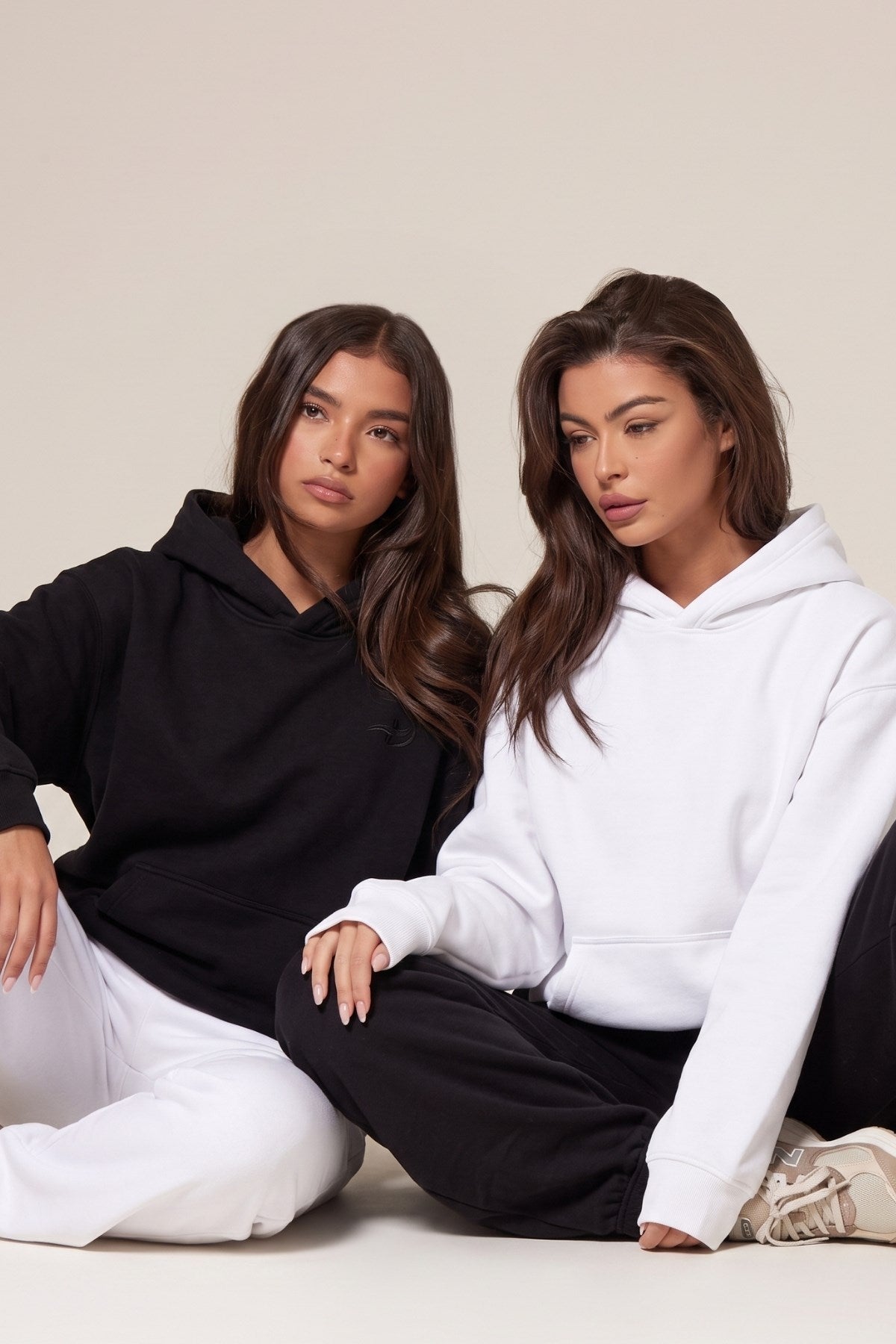 Unisex 2’li Oversize Basic Hoodie Siyah & Beyaz – Kapüşonlu, Cepli, 3 İplik Şardonlu Polar