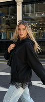 Kadın Oversize Hoodie Lace Muse Dantel Detaylı Siyah – Kapüşonlu, Bağcıklı, 3 İplik Şardonsuz