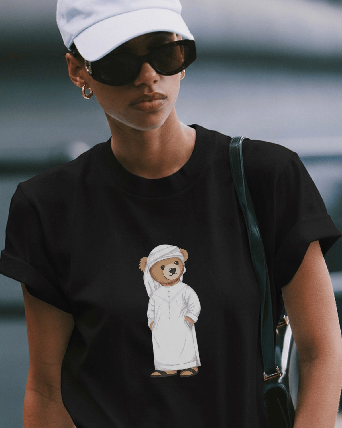 Kadın Oversize Tişört Emirati Bear Baskılı Siyah – Bisiklet Yaka, Rahat Kalıp, %100 Pamuk