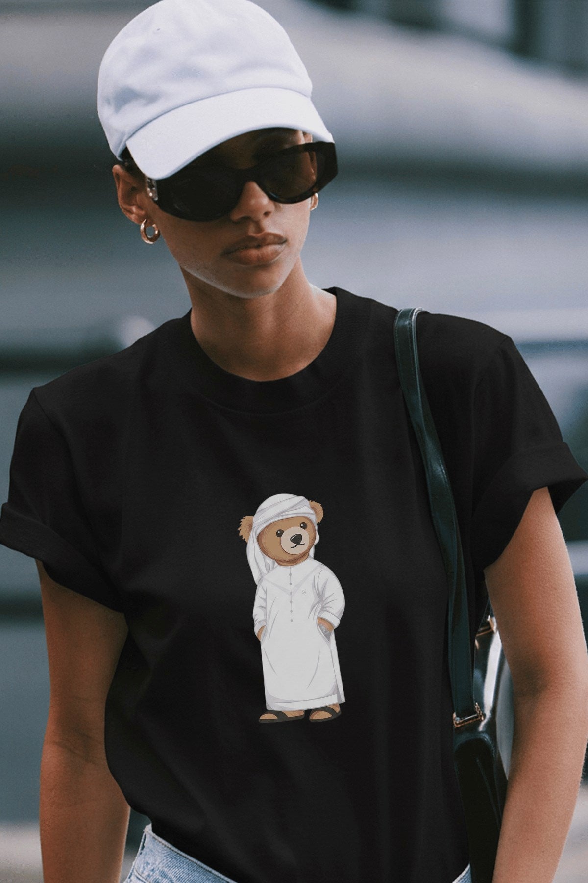 Kadın Oversize Tişört Emirati Bear Baskılı Siyah – Bisiklet Yaka, Rahat Kalıp, %100 Pamuk