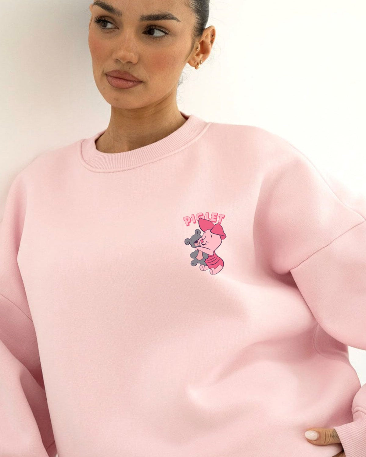 Kadın Oversize Sweatshirt Piglet Hugs Baskılı Pembe – Bisiklet Yaka, 3 İplik Şardonlu Polar