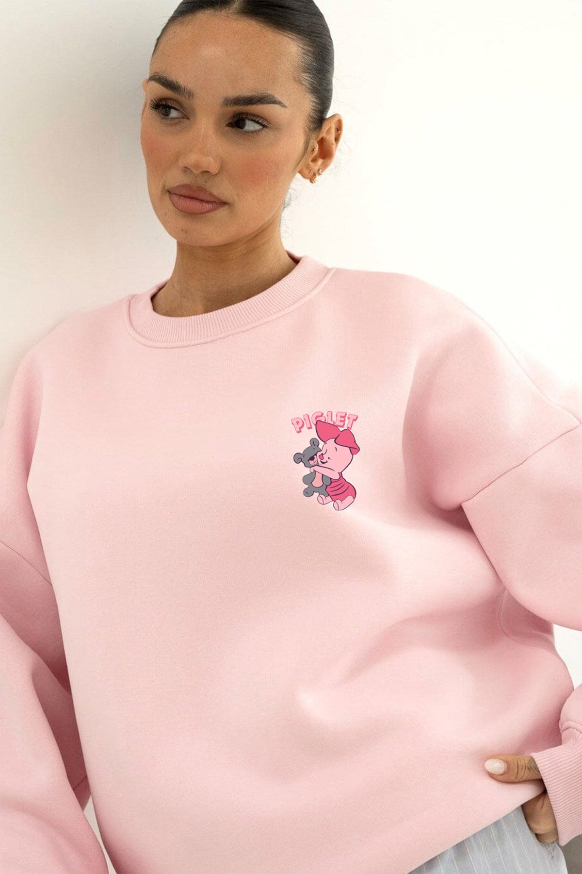 Kadın Oversize Sweatshirt Piglet Hugs Baskılı Pembe – Bisiklet Yaka, 3 İplik Şardonlu Polar