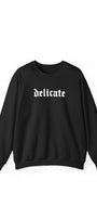 Delicate Yazılı Kadın Siyah Oversize Sweatshirt – Gotik Baskılı, Şardonlu 3 İplik Kumaş