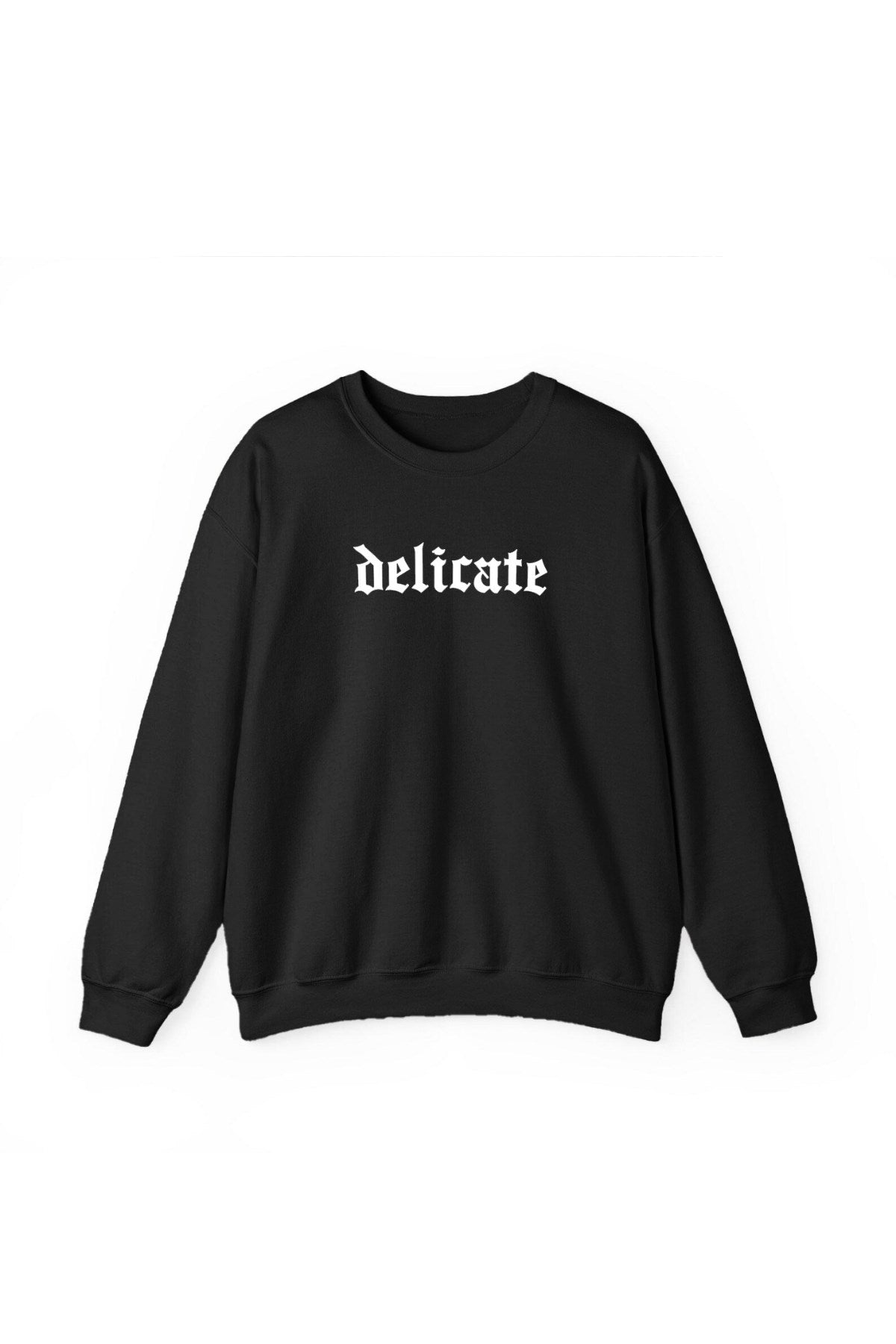 Delicate Yazılı Kadın Siyah Oversize Sweatshirt – Gotik Baskılı, Şardonlu 3 İplik Kumaş