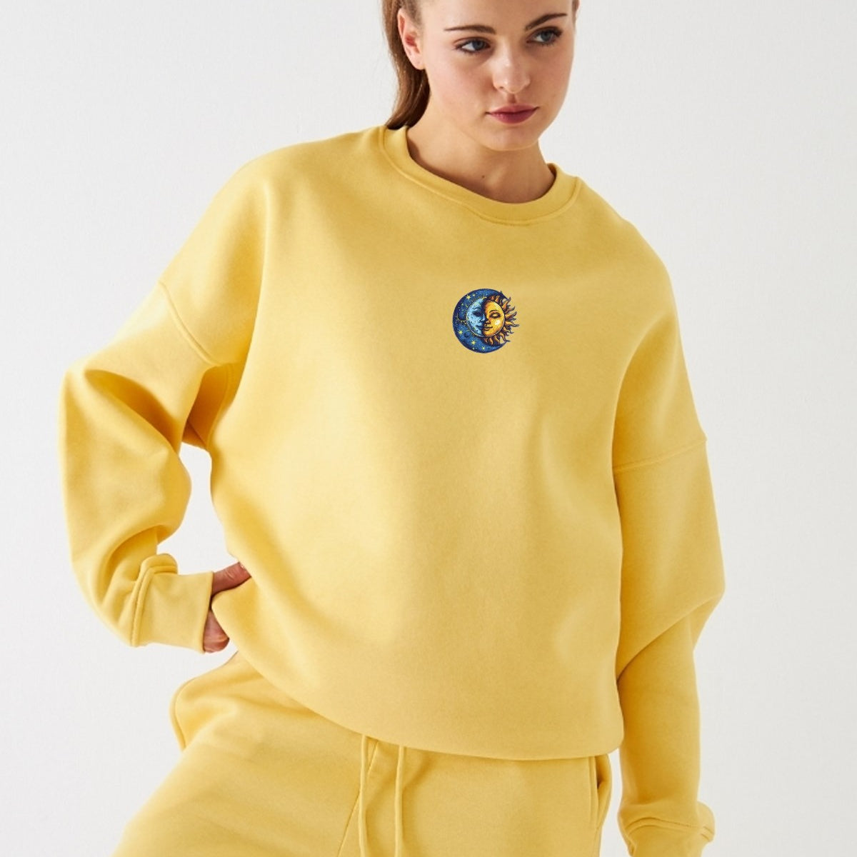 Kadın Oversize Sweatshirt Sun & Moon Baskılı Sarı – Bisiklet Yaka, 3 İplik Şardonlu Polar