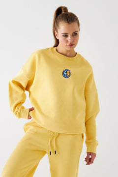 Kadın Oversize Sweatshirt Sun & Moon Baskılı Sarı – Bisiklet Yaka, 3 İplik Şardonlu Polar