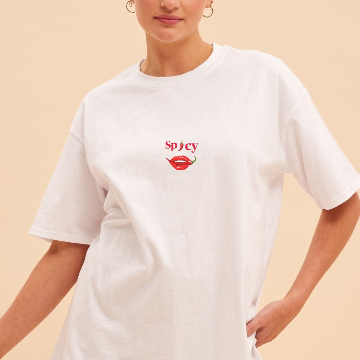 Kadın Oversize Tişört Spicy Lips Baskılı Beyaz – Bisiklet Yaka, Rahat Kalıp, %100 Pamuk