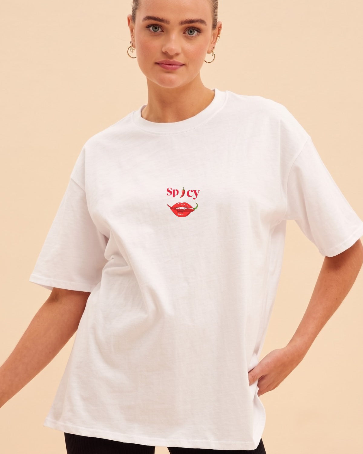 Kadın Oversize Tişört Spicy Lips Baskılı Beyaz – Bisiklet Yaka, Rahat Kalıp, %100 Pamuk
