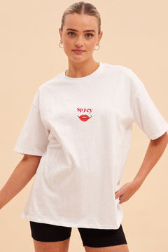 Kadın Oversize Tişört Spicy Lips Baskılı Beyaz – Bisiklet Yaka, Rahat Kalıp, %100 Pamuk