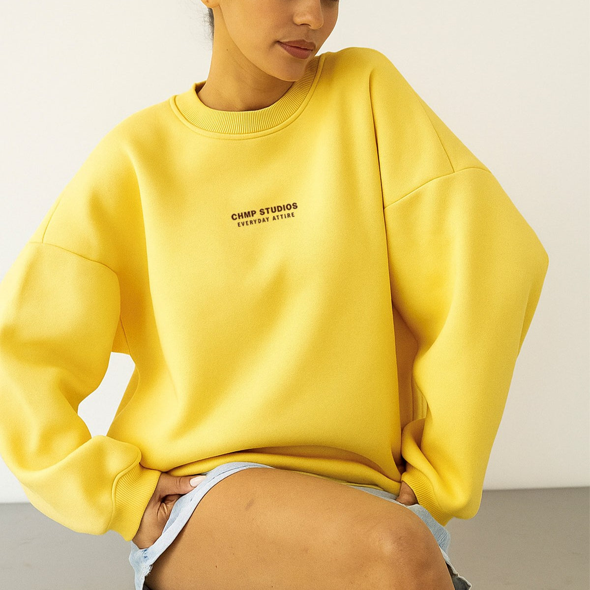 Kadın Oversize Sweatshirt CHMP STUDIOS Sarı – Bisiklet Yaka, 3 İplik Şardounlu Polar