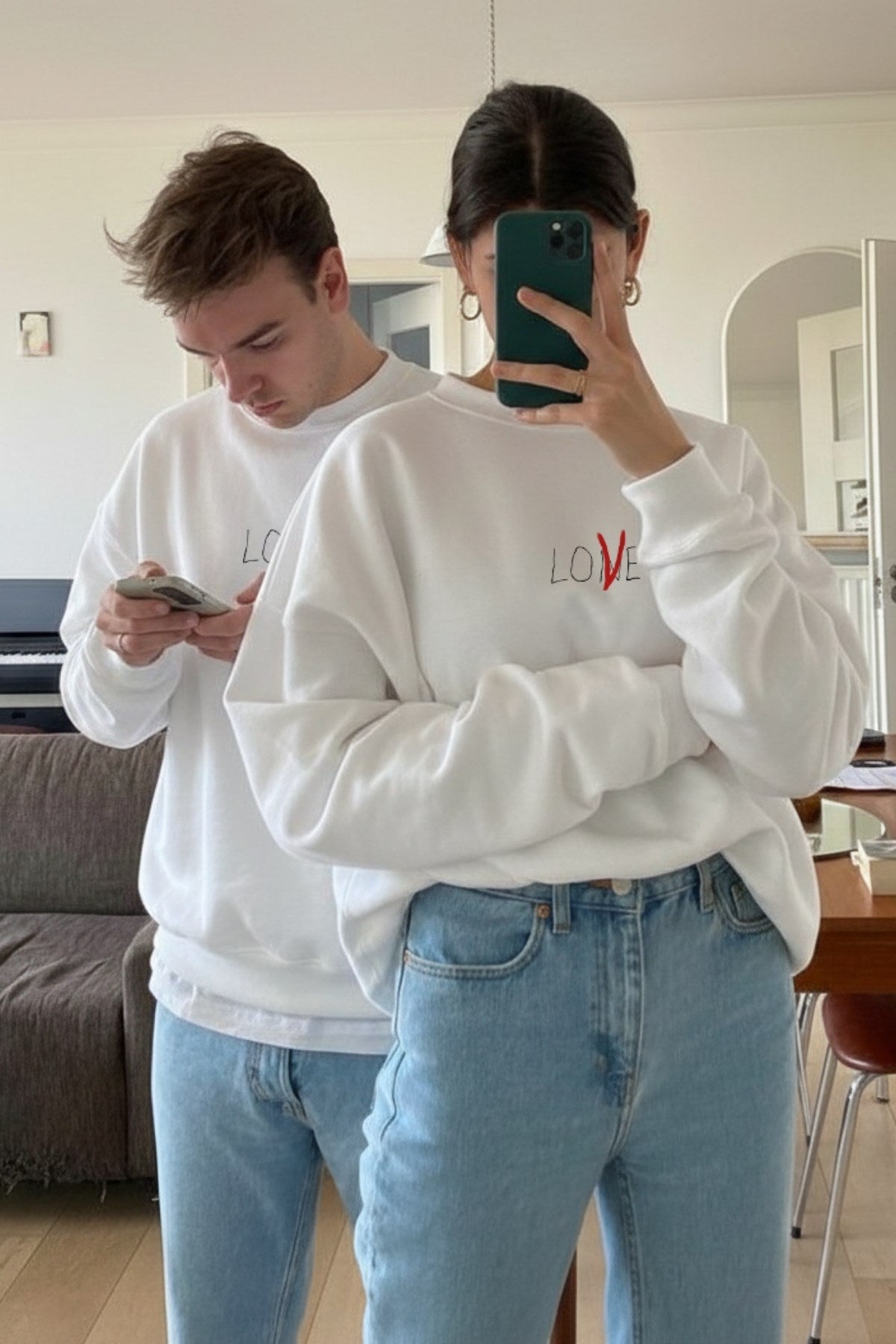 Unisex Oversize Sweatshirt V-Love Baskılı Beyaz – Bisiklet Yaka, Sevgilergünü, Couple, Hediye