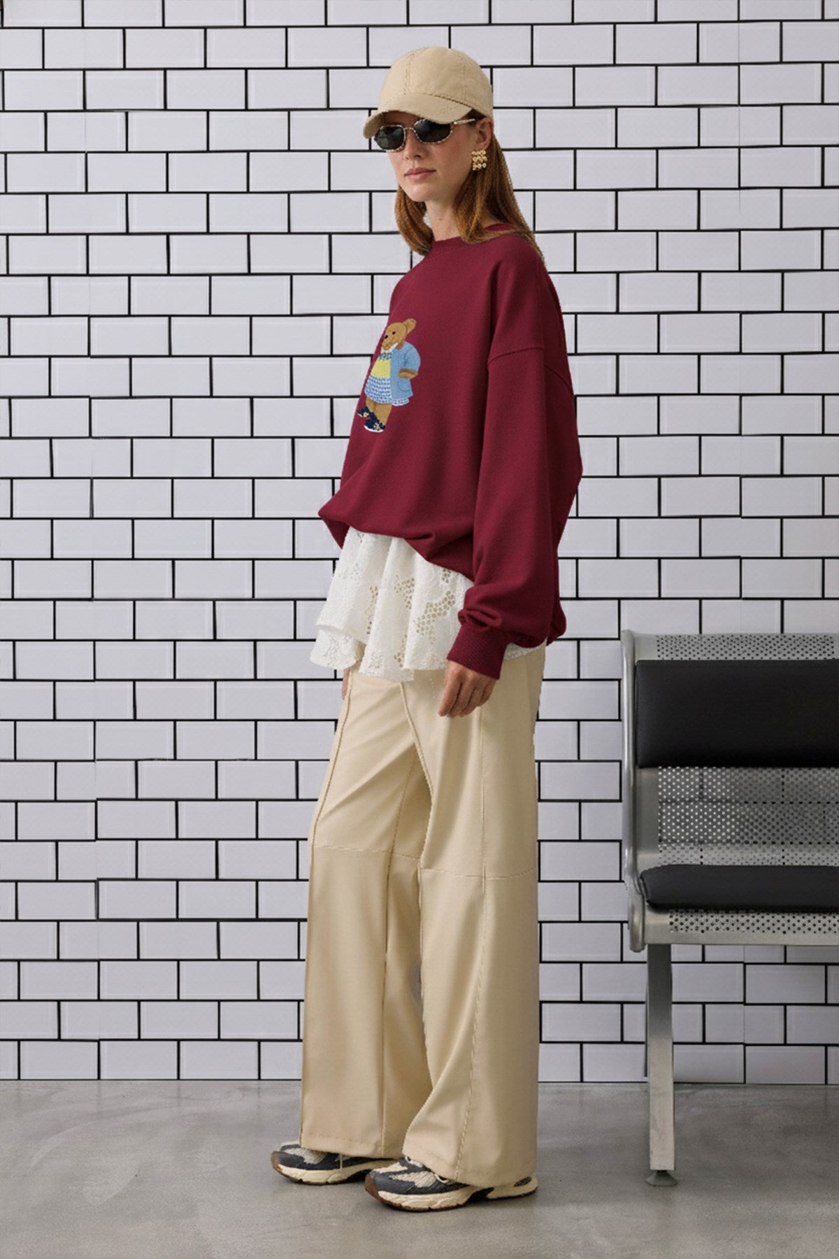 Kadın Oversize Sweatshirt Preppy Girl Bear Baskılı Bordo – Bisiklet Yaka, 3 İplik Şardonlu Polar