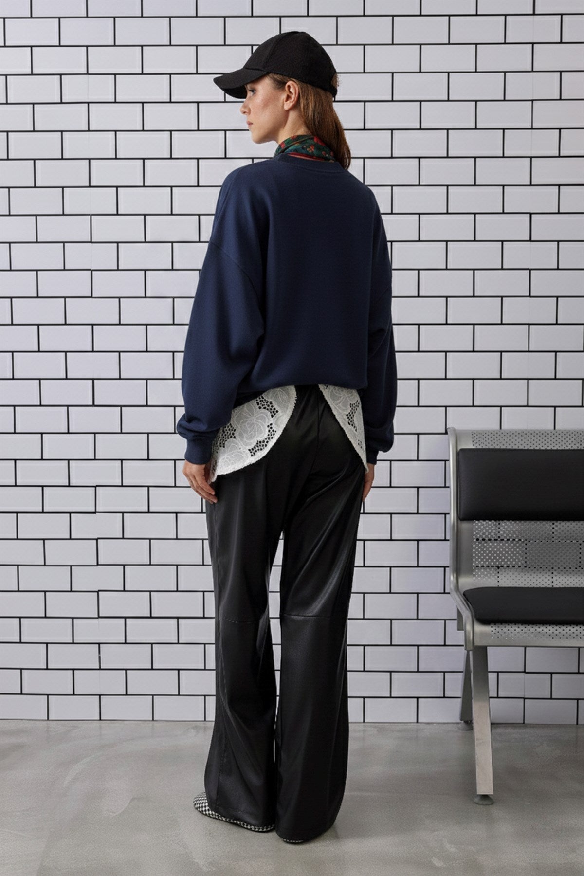 Kadın Oversize Sweatshirt City Club Bear Baskılı Lacivert – Bisiklet Yaka, 3 İplik Şardonlu Polar