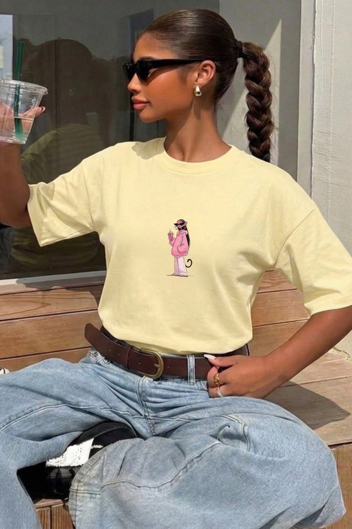 Kadın Oversize Tişört Pink Kitty Club Baskılı Sarı – Bisiklet Yaka, Rahat Kalıp, %100 Pamuk