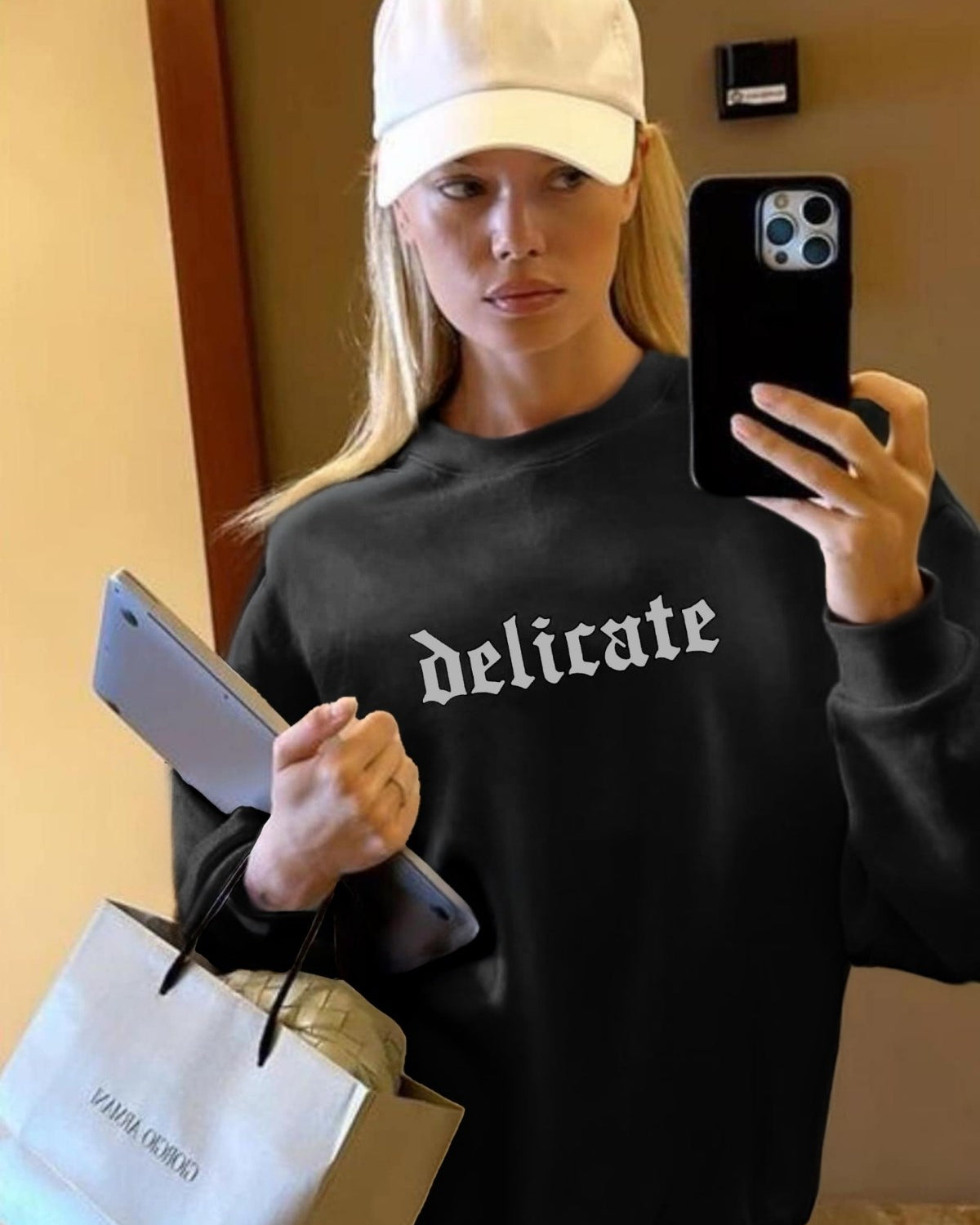Delicate Yazılı Kadın Siyah Oversize Sweatshirt – Gotik Baskılı, Şardonlu 3 İplik Kumaş