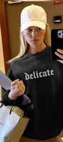 Delicate Yazılı Kadın Siyah Oversize Sweatshirt – Gotik Baskılı, Şardonlu 3 İplik Kumaş