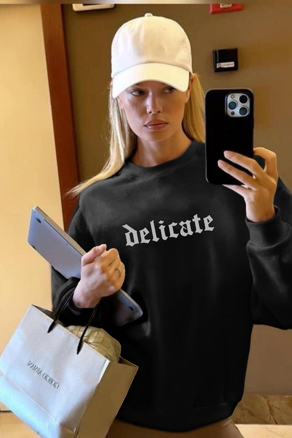 Delicate Yazılı Kadın Siyah Oversize Sweatshirt – Gotik Baskılı, Şardonlu 3 İplik Kumaş