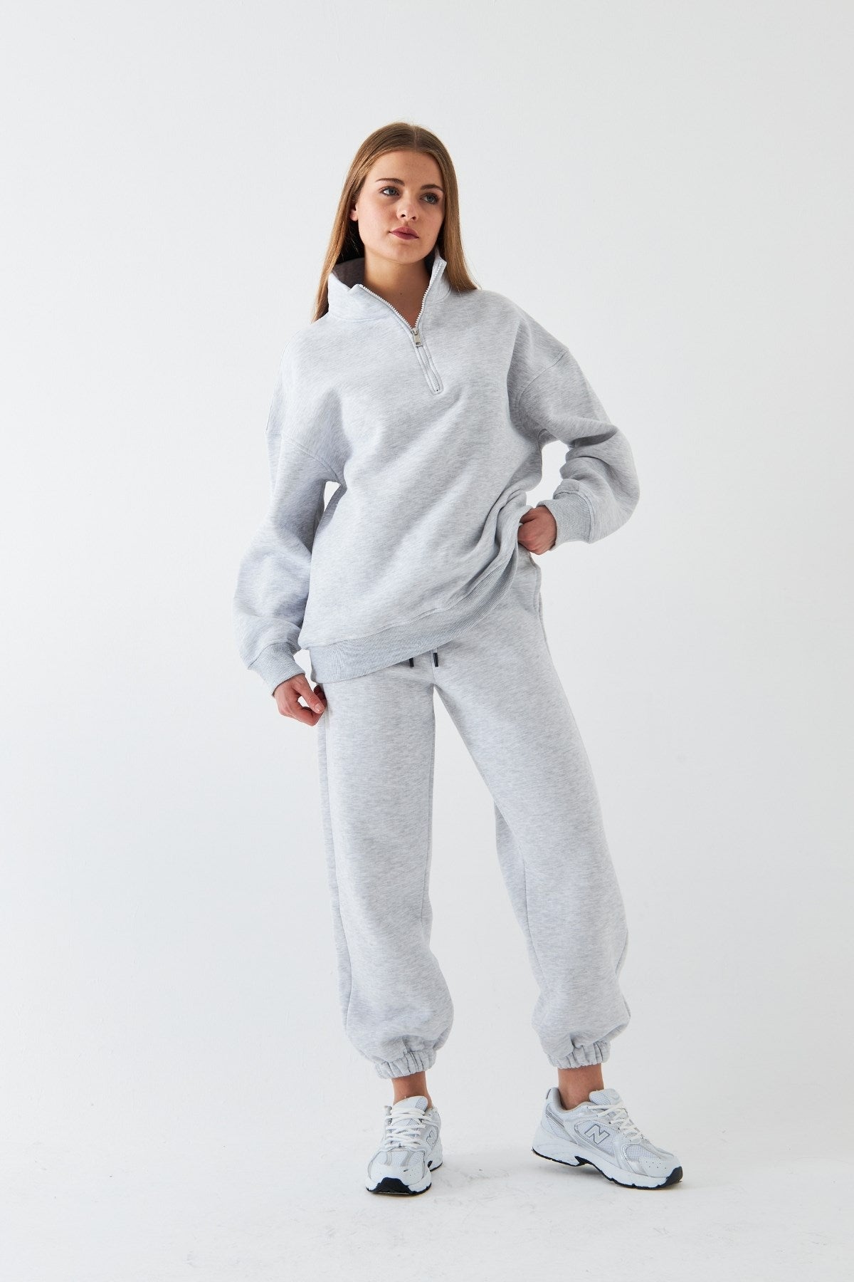 Unisex Oversize Eşofman Takımı Basic Gri – Fermuarlı Dik Yaka, Lastikli Paça, 3 İplik Şardonlu Polar