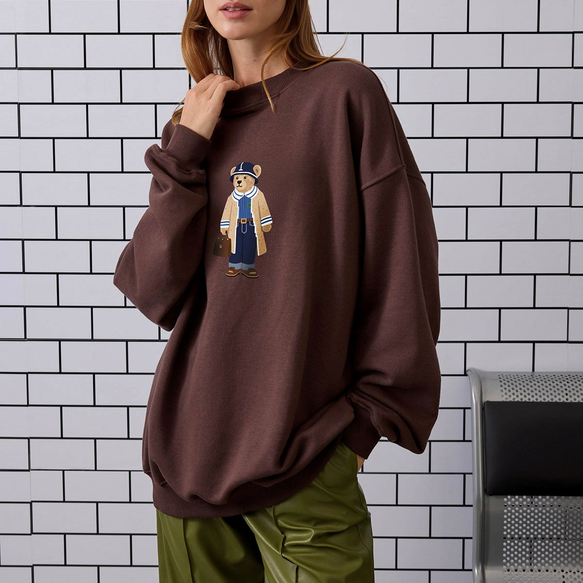 Kadın Oversize Sweatshirt Traveler Bear Baskılı Kahverengi – Bisiklet Yaka, 3 İplik Şardonlu Polar