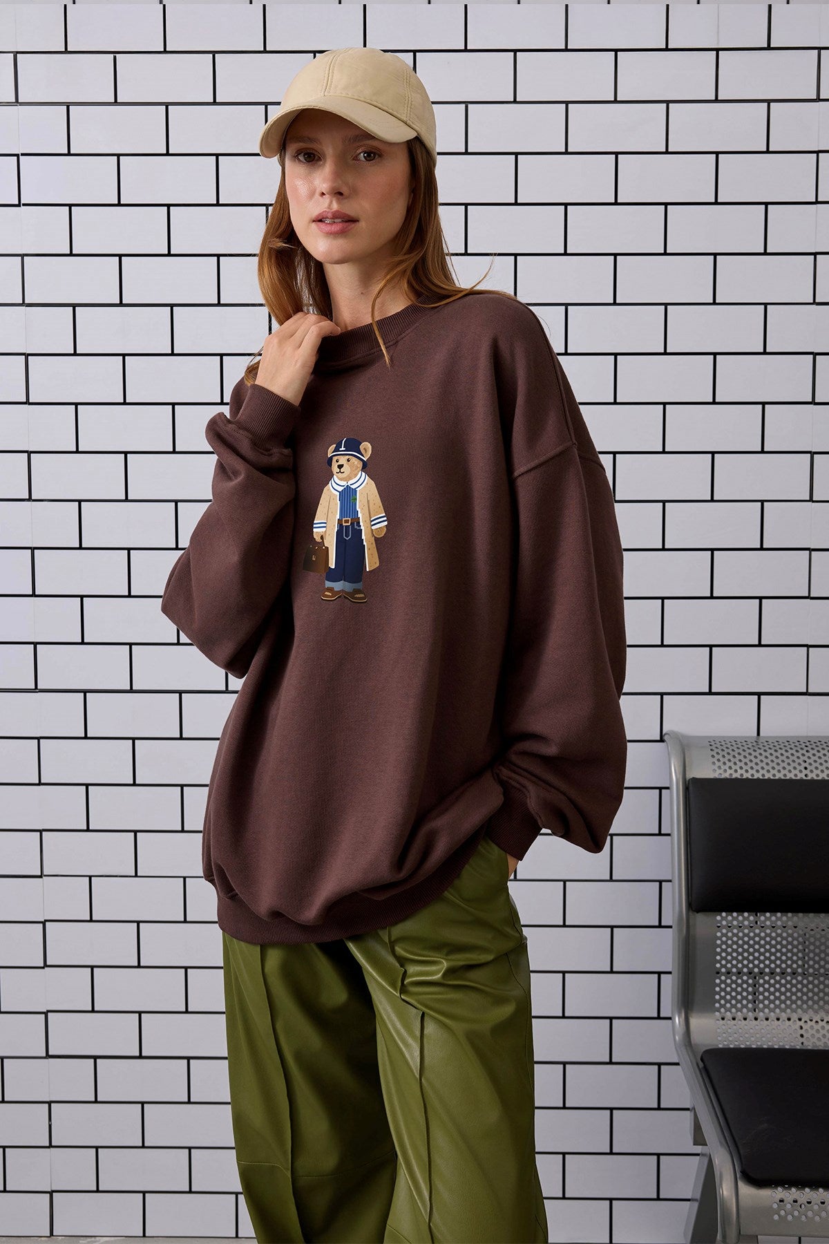 Kadın Oversize Sweatshirt Traveler Bear Baskılı Kahverengi – Bisiklet Yaka, 3 İplik Şardonlu Polar