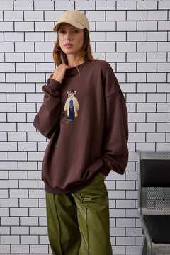 Kadın Oversize Sweatshirt Traveler Bear Baskılı Kahverengi – Bisiklet Yaka, 3 İplik Şardonlu Polar