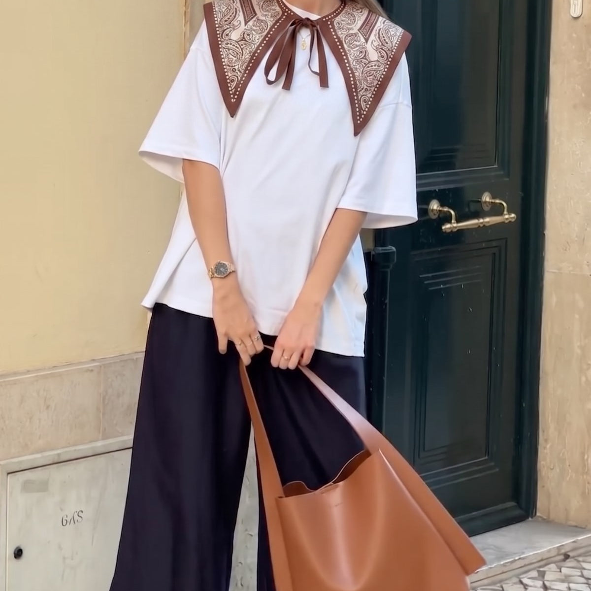 Kadın Oversize Tişört Parisian Siena Şal Yaka Aksesuarlı Beyaz – Rahat Kalıp, %100 Pamuk
