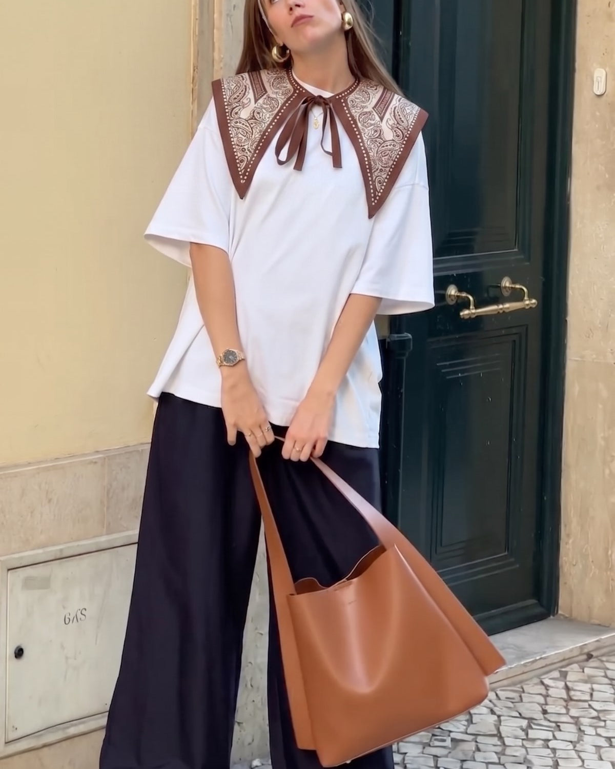 Kadın Oversize Tişört Parisian Siena Şal Yaka Aksesuarlı Beyaz – Rahat Kalıp, %100 Pamuk