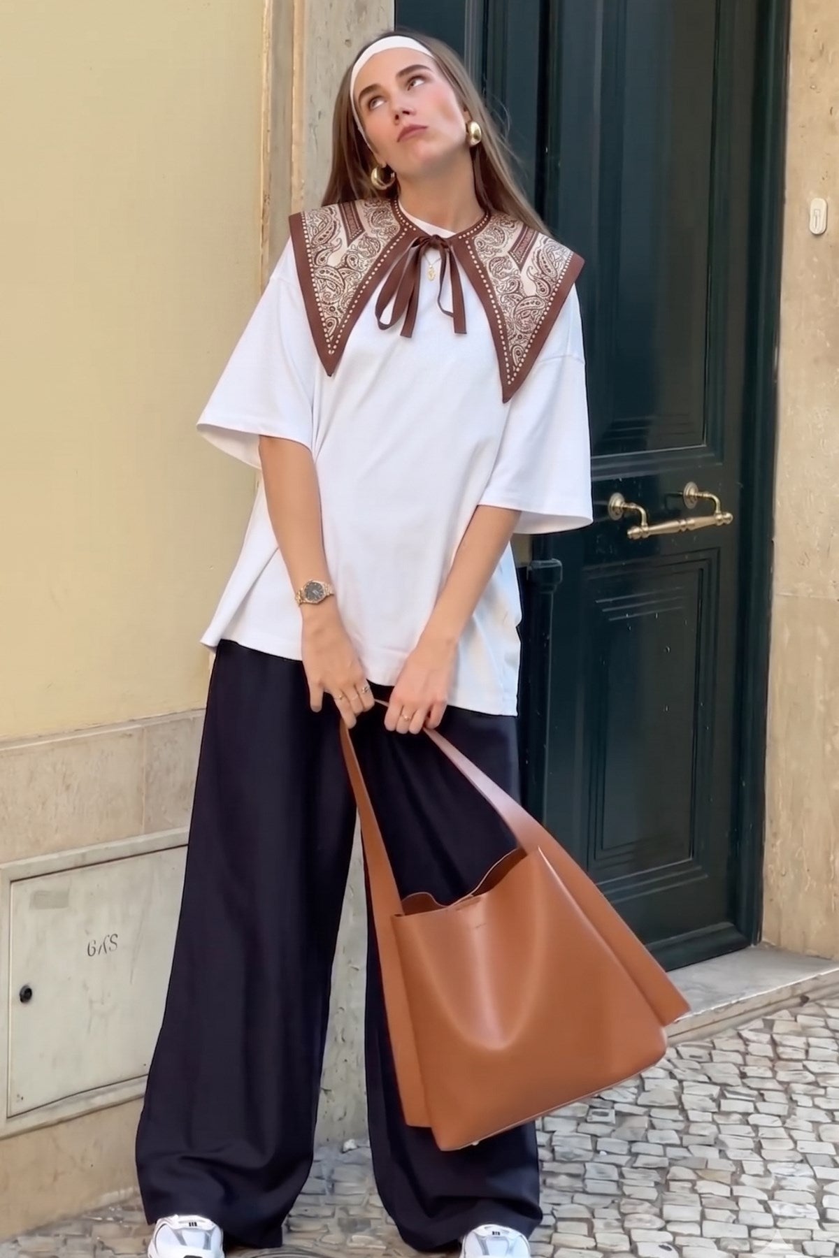 Kadın Oversize Tişört Parisian Siena Şal Yaka Aksesuarlı Beyaz – Rahat Kalıp, %100 Pamuk