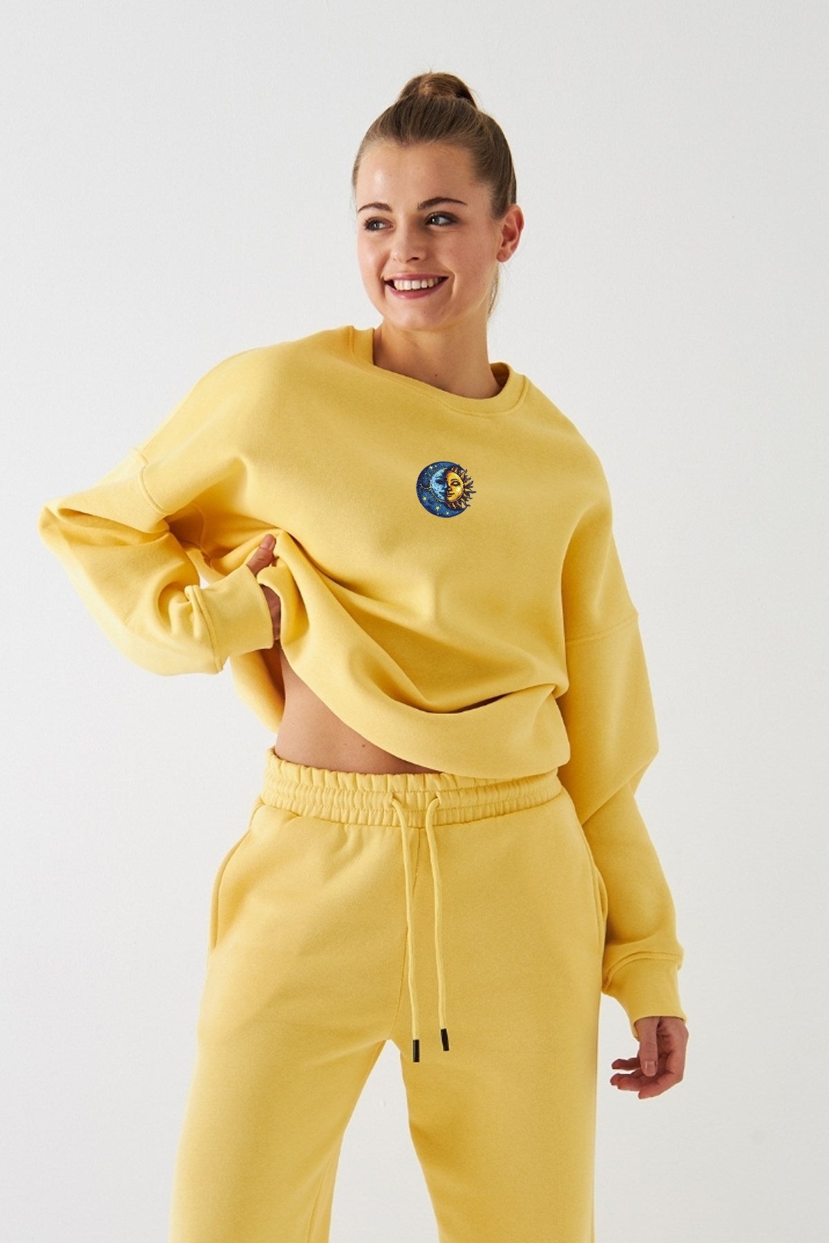 Kadın Oversize Sweatshirt Sun & Moon Baskılı Sarı – Bisiklet Yaka, 3 İplik Şardonlu Polar