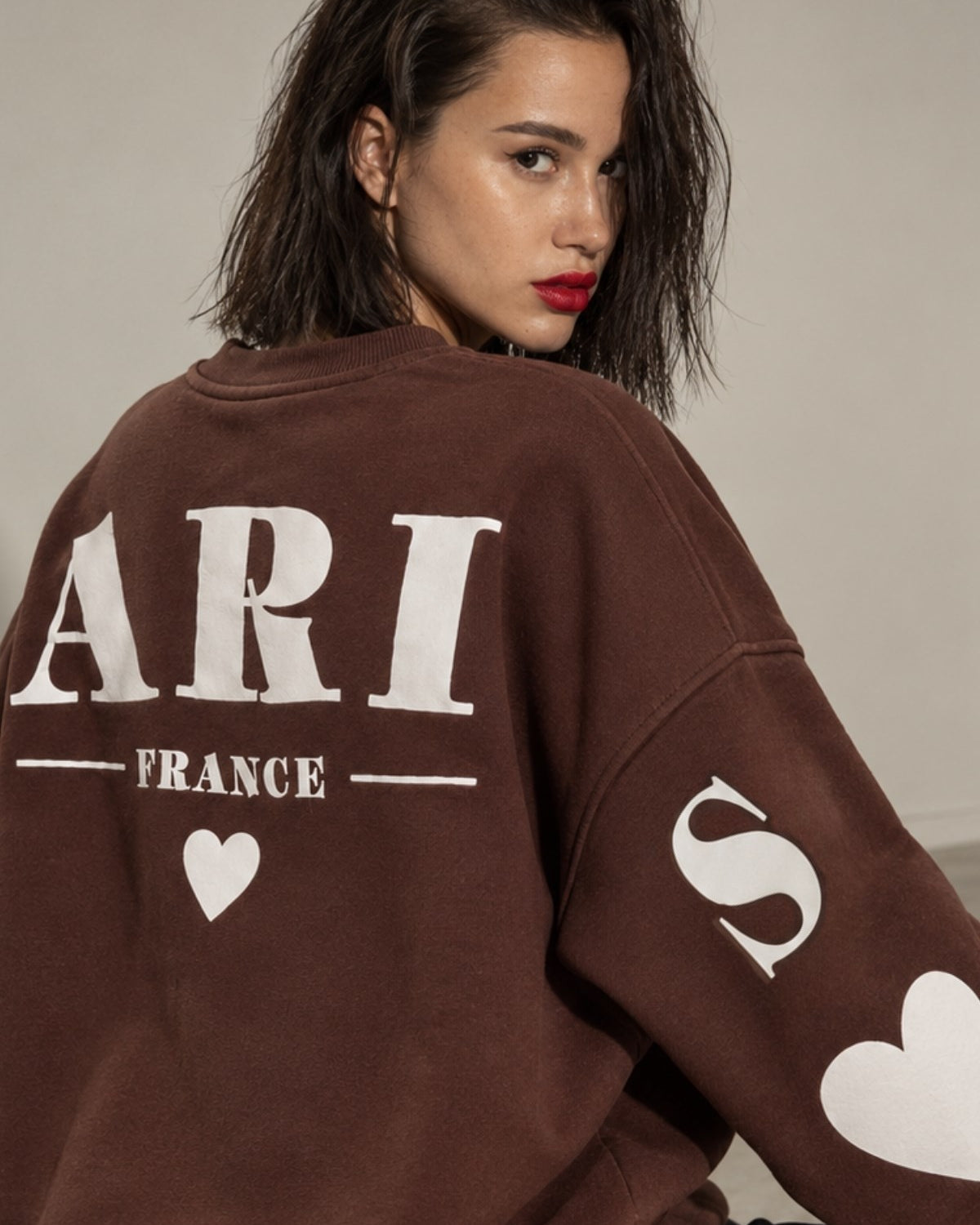 Kadın Oversize Sweatshirt Paris 3D Baskılı Kahverengi – Bisiklet Yaka, Kol ve Sırt Baskılı, 3 İplik