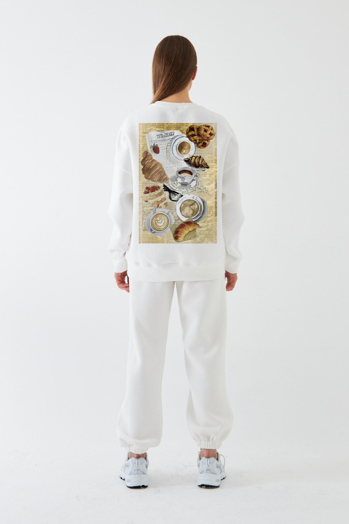 Kadın Oversize Sweatshirt Paris Coffee Journal Baskılı Beyaz – Bisiklet Yaka, 3 İplik Şardonlu Polar