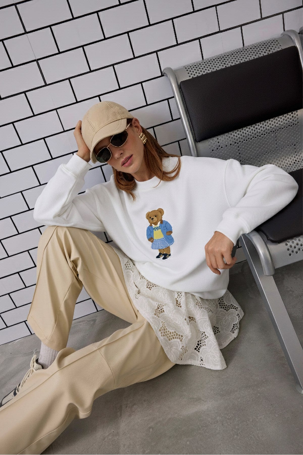 Kadın Oversize Sweatshirt Preppy Girl Bear Baskılı Beyaz – Bisiklet Yaka, 3 İplik Şardonlu Polar