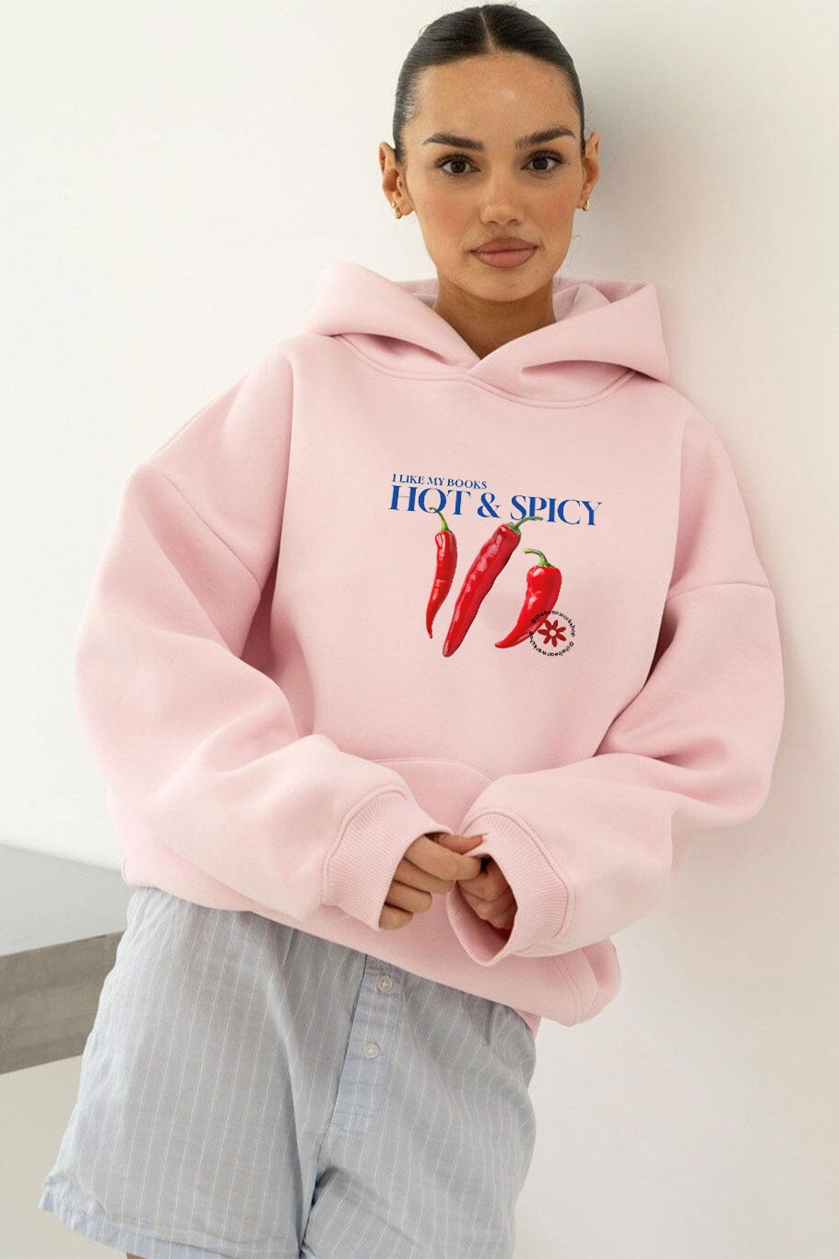 Kadın Oversize Sweatshirt Hoodie Hot & Spicy Baskılı Pembe – Kapüşonlu, 3 İplik Şardonlu Polar