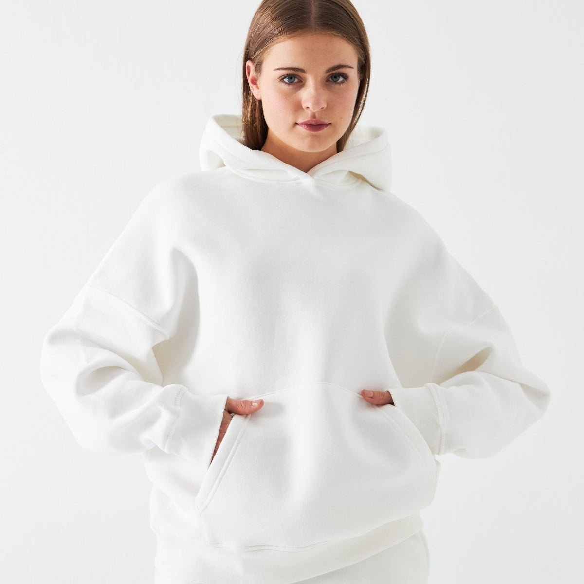 Oversize Unisex Sweatshirt Hoodie Beyaz – Kapüşonlu, 3 İplik Şardonlu Polar, Kanguru Cepli, Basic