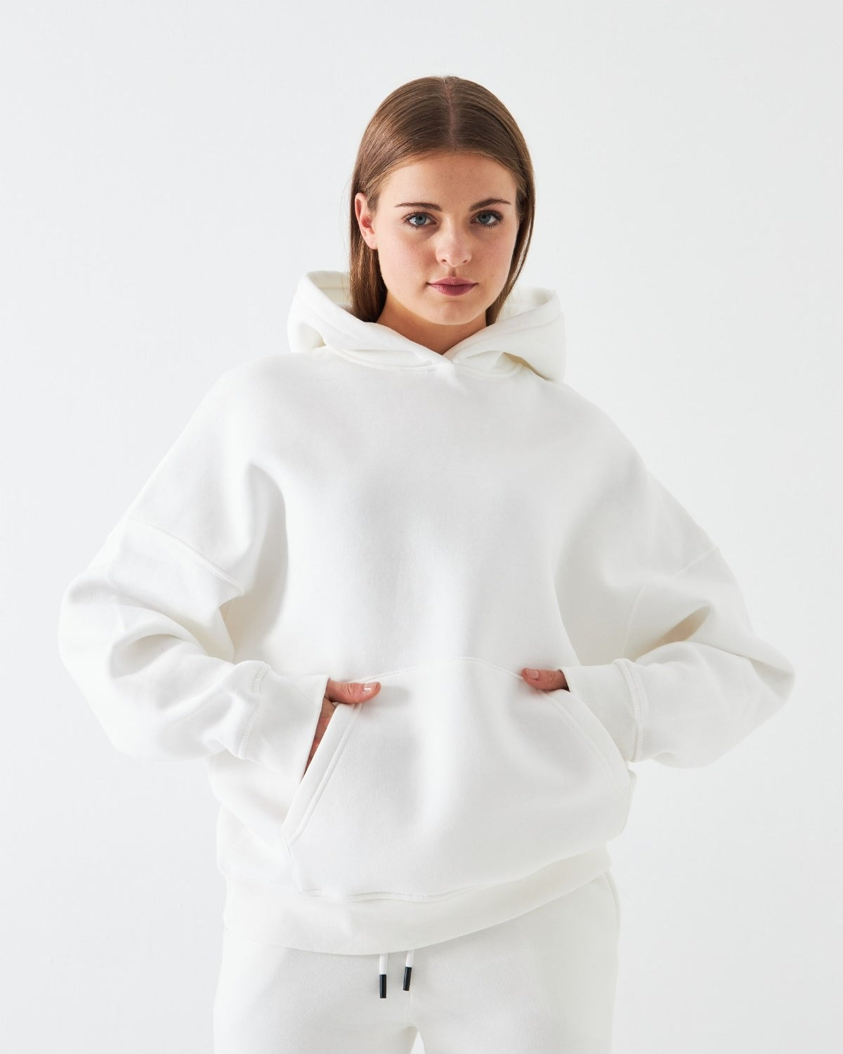 Oversize Unisex Sweatshirt Hoodie Beyaz – Kapüşonlu, 3 İplik Şardonlu Polar, Kanguru Cepli, Basic