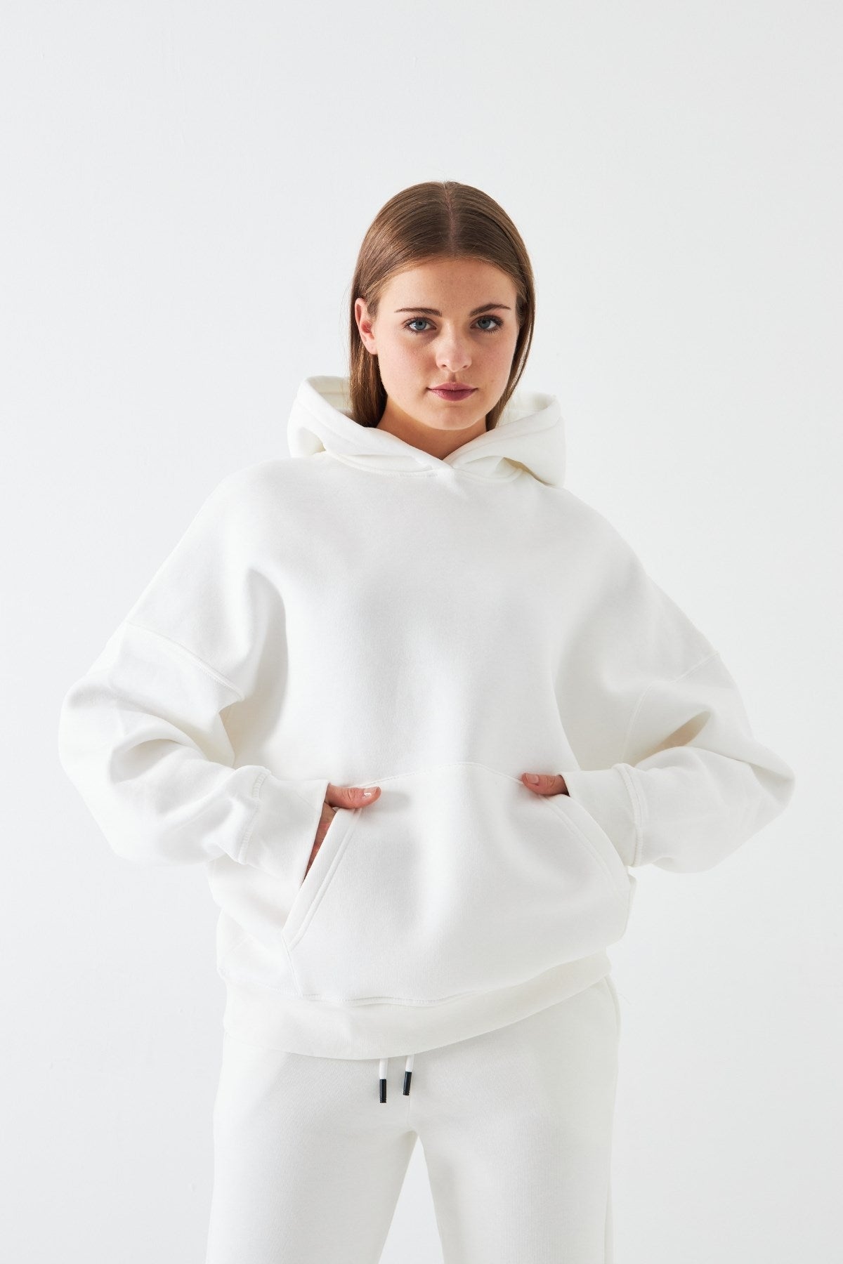 Oversize Unisex Sweatshirt Hoodie Beyaz – Kapüşonlu, 3 İplik Şardonlu Polar, Kanguru Cepli, Basic