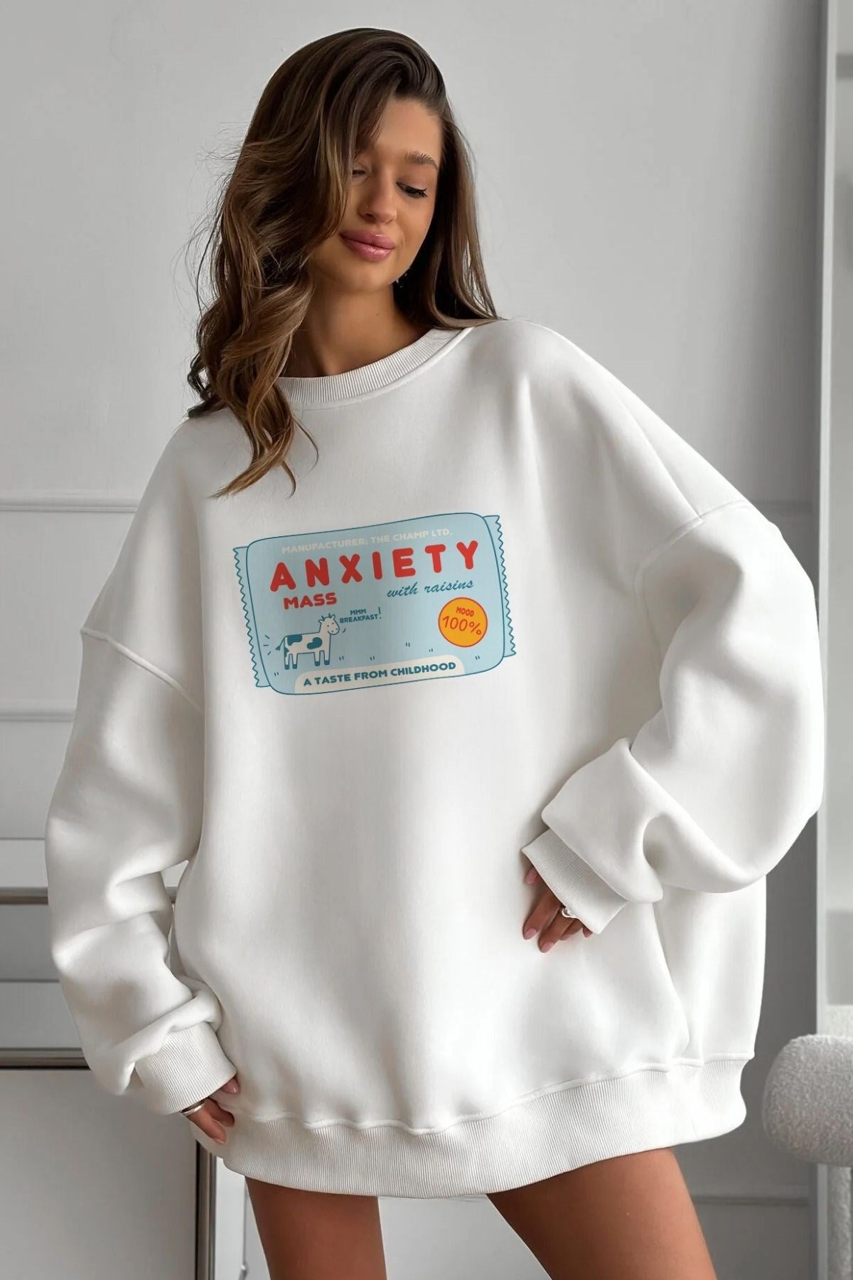 Kadın Oversize Sweatshirt Elbise Anxiety Bar Baskılı Beyaz – Bisiklet Yaka, 3 İplik Şardonlu Polar
