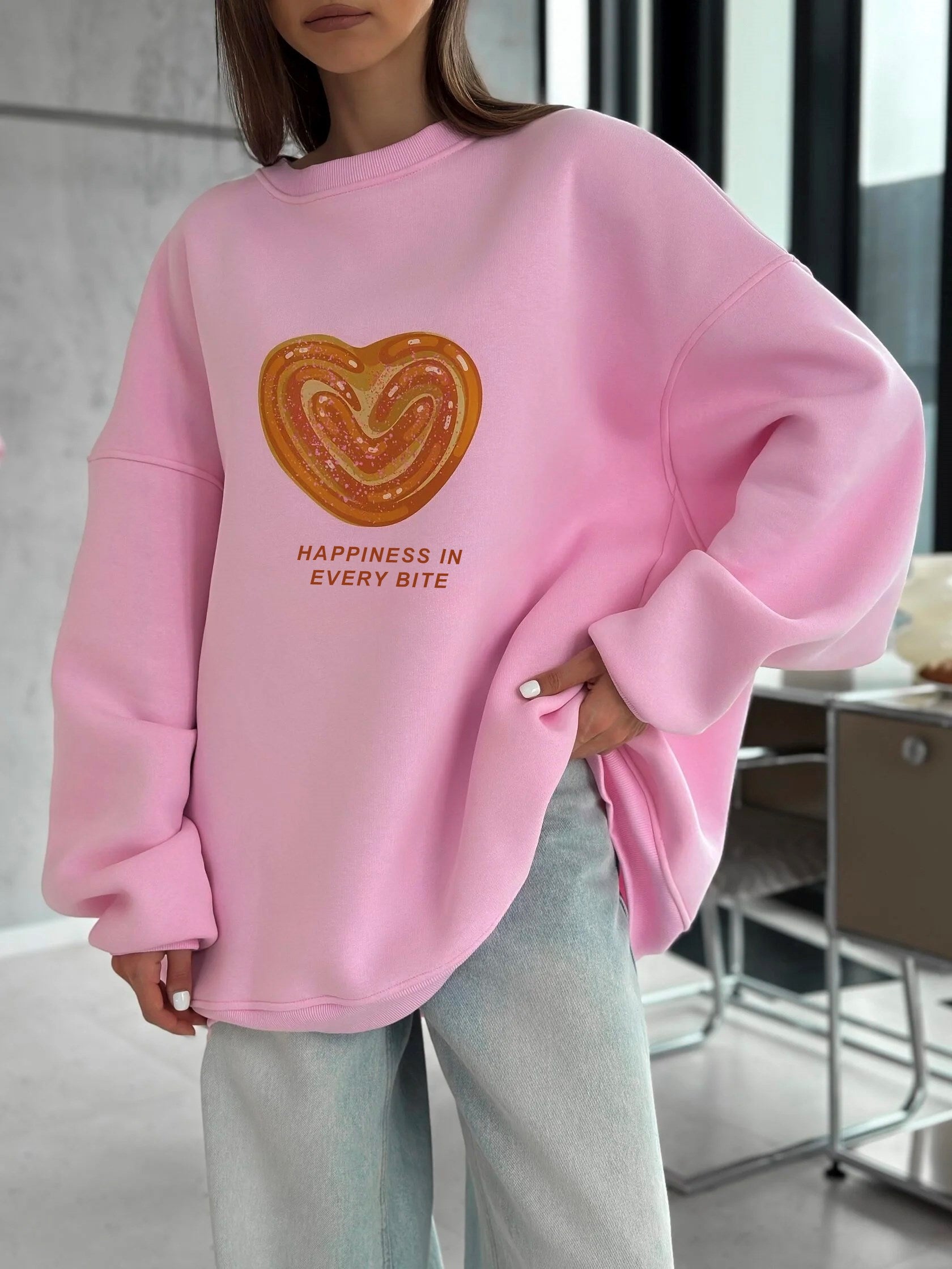 Kadın Oversize Sweatshirt Elbise Bakery Kalpli Palmier Baskılı Pembe – Bisiklet Yaka, 3 İplik Polar