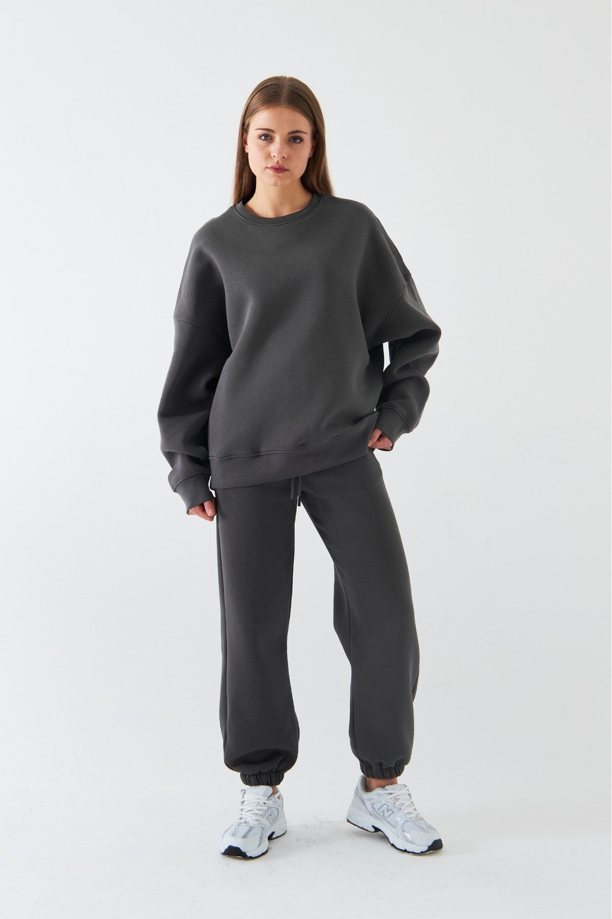 Unisex Oversize Eşofman Takımı Basic Füme – Bisiklet Yaka, Lastikli Paça, 3 İplik Şardonlu Polar