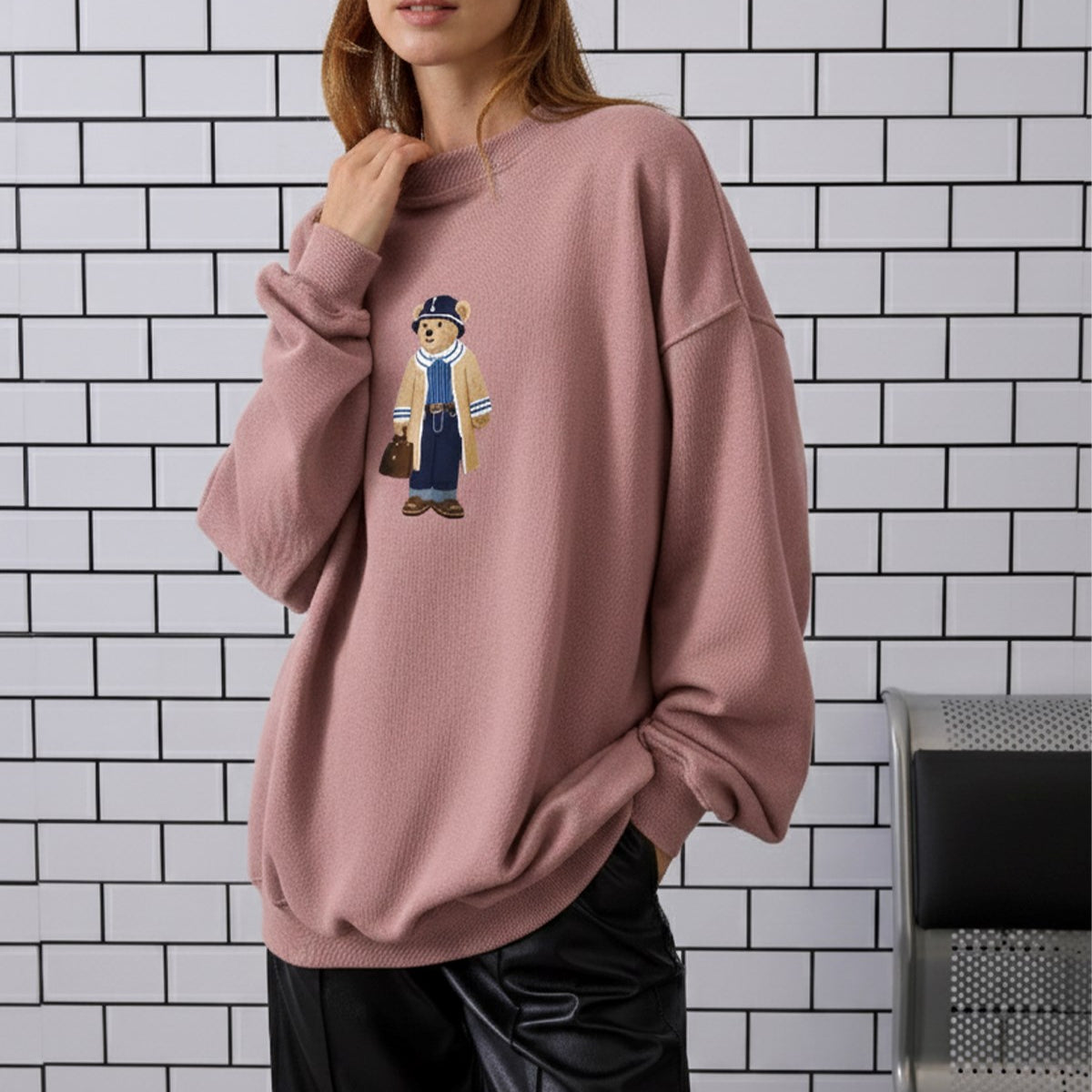 Kadın Oversize Sweatshirt Traveler Bear Baskılı Pembe – Bisiklet Yaka, 3 İplik Şardonlu Polar