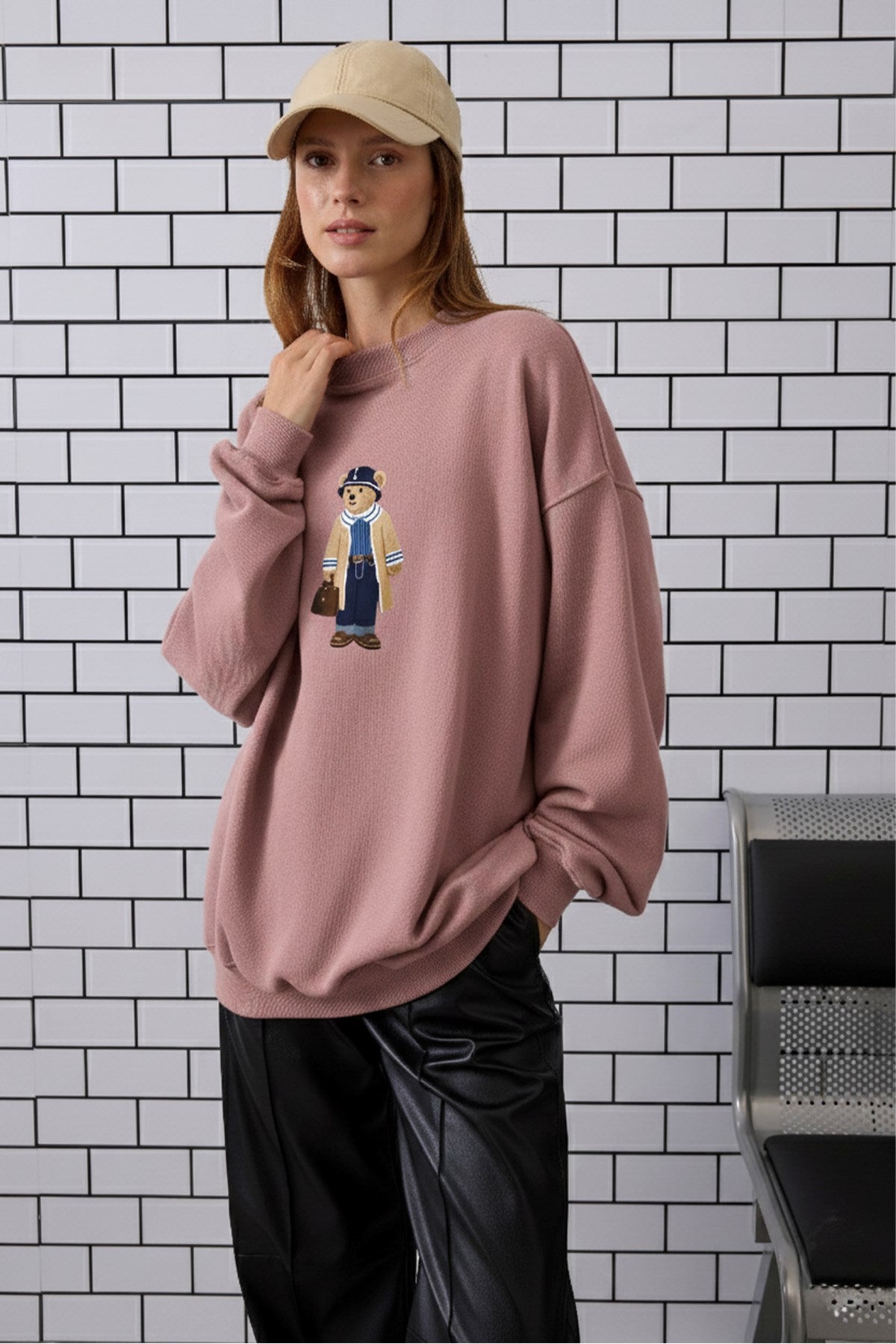 Kadın Oversize Sweatshirt Traveler Bear Baskılı Pembe – Bisiklet Yaka, 3 İplik Şardonlu Polar