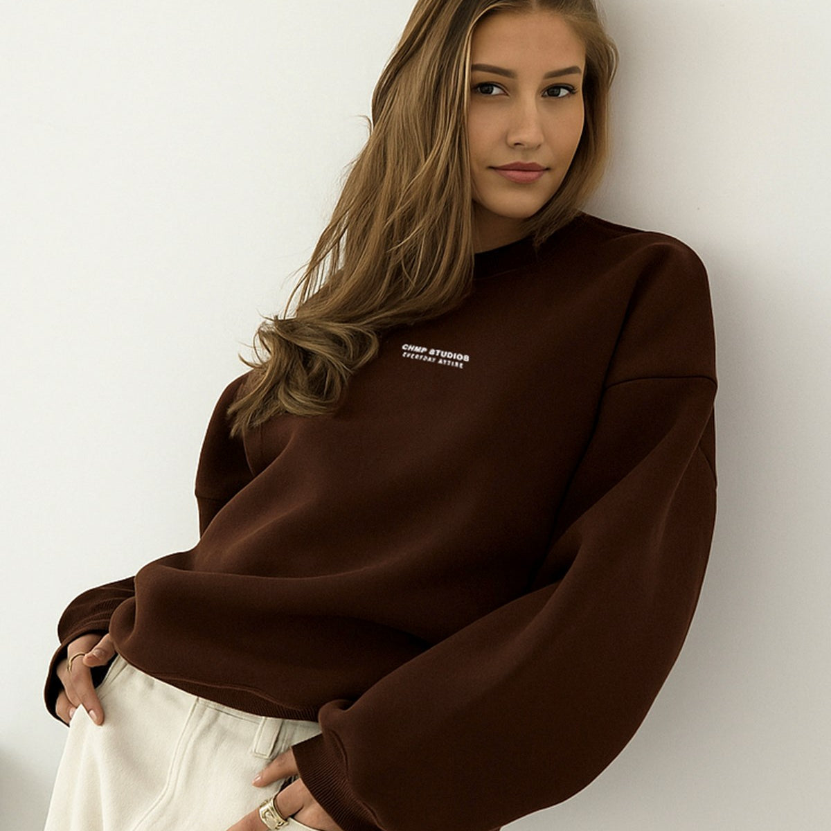 Kadın Oversize Sweatshirt CHMP STUDIOS Kahverengi – Bisiklet Yaka, 3 İplik Şardounlu Polar