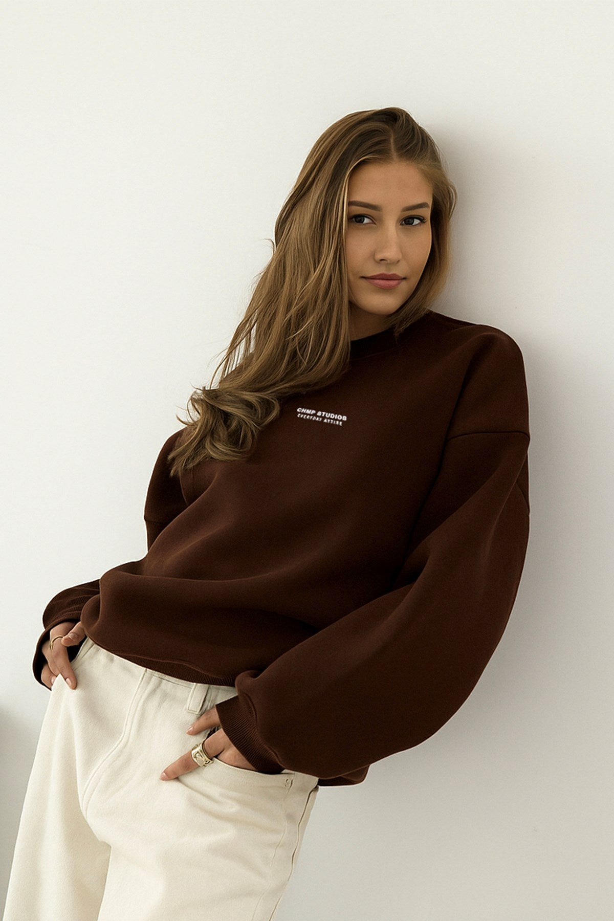Kadın Oversize Sweatshirt CHMP STUDIOS Kahverengi – Bisiklet Yaka, 3 İplik Şardounlu Polar