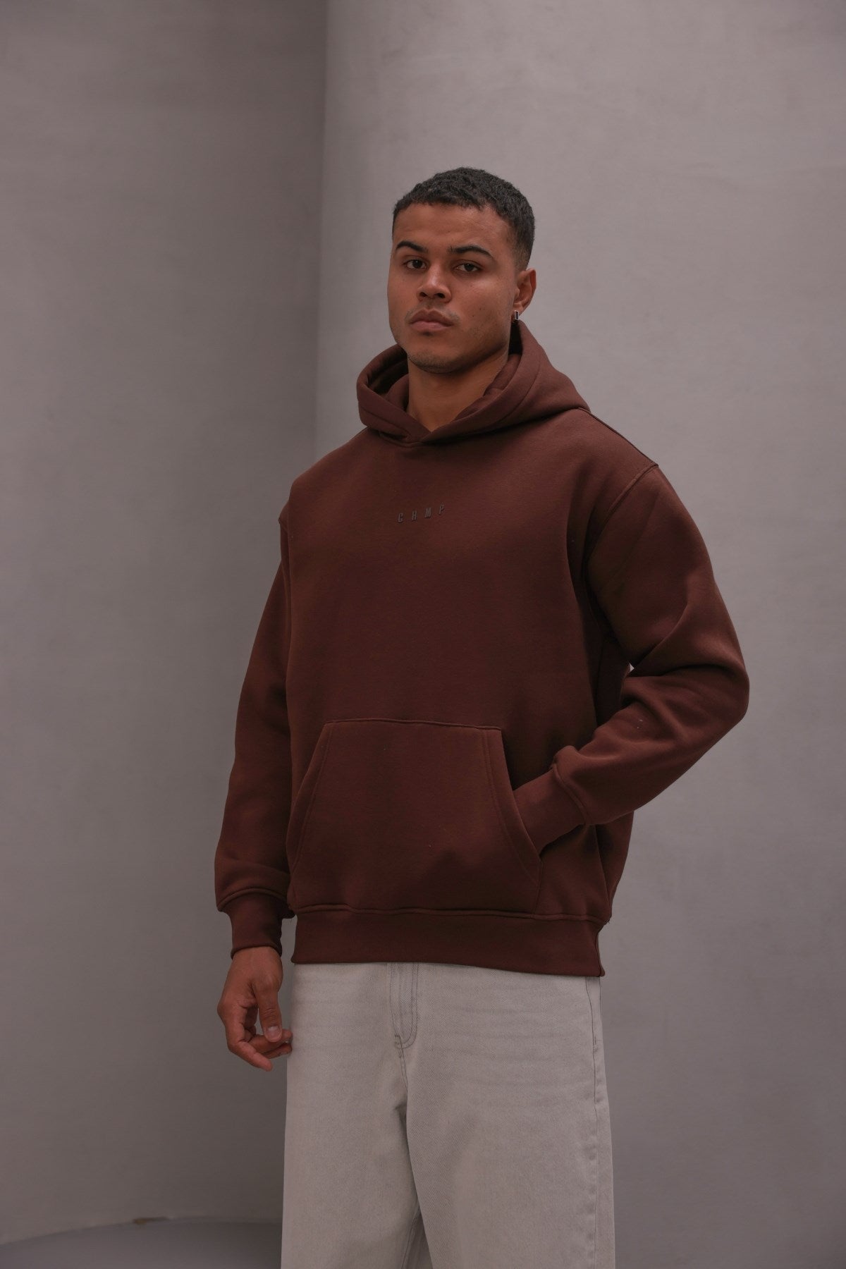 Erkek Oversize Sweatshirt Hoodie CHMP Yazlı Baskılı Kahverengi – Kapüşonlu, 3 İplik , Kanguru Cepli