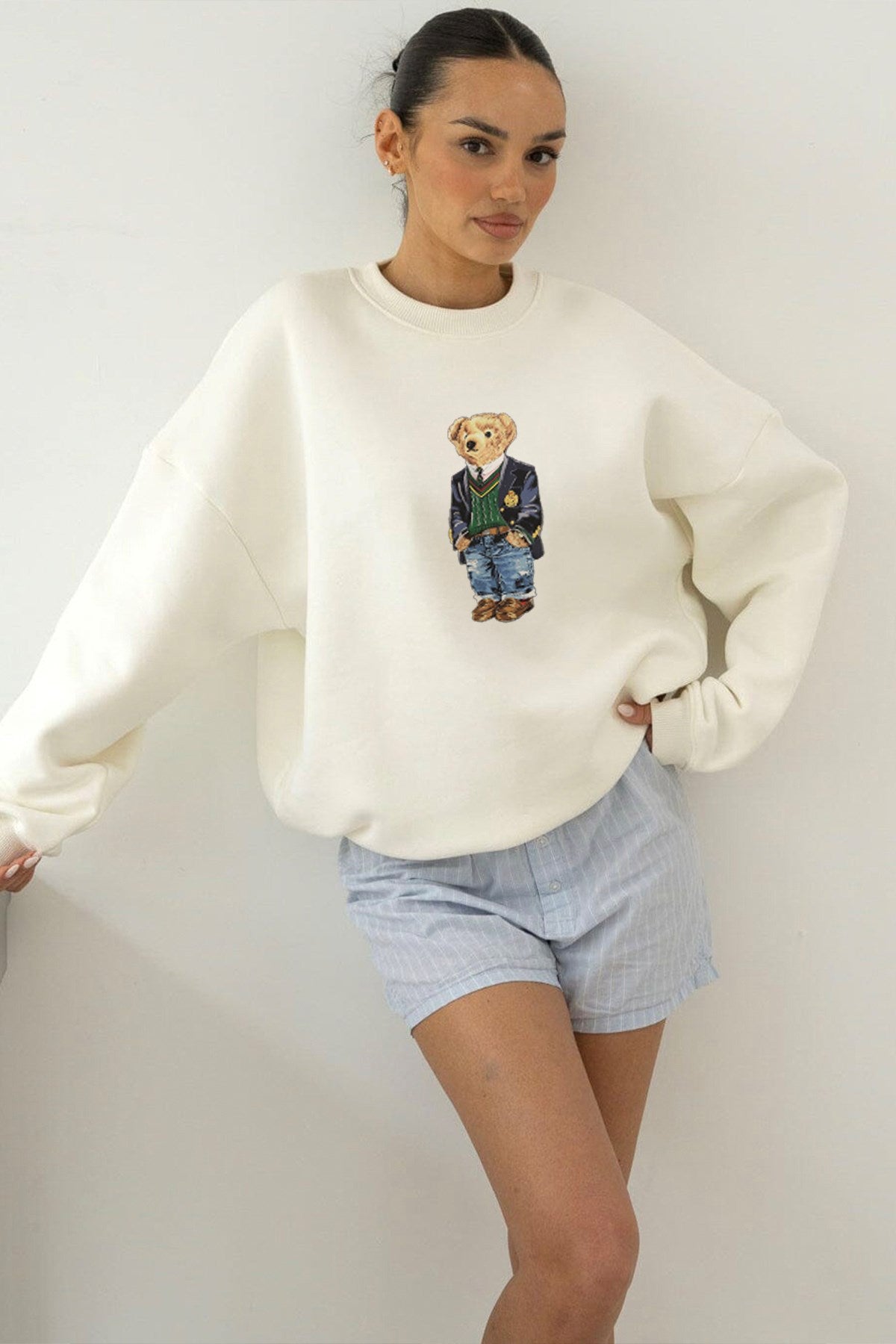 Kadın Oversize Sweatshirt Ivy Bear Baskılı Beyaz – Bisiklet Yaka, 3 İplik Şardonlu