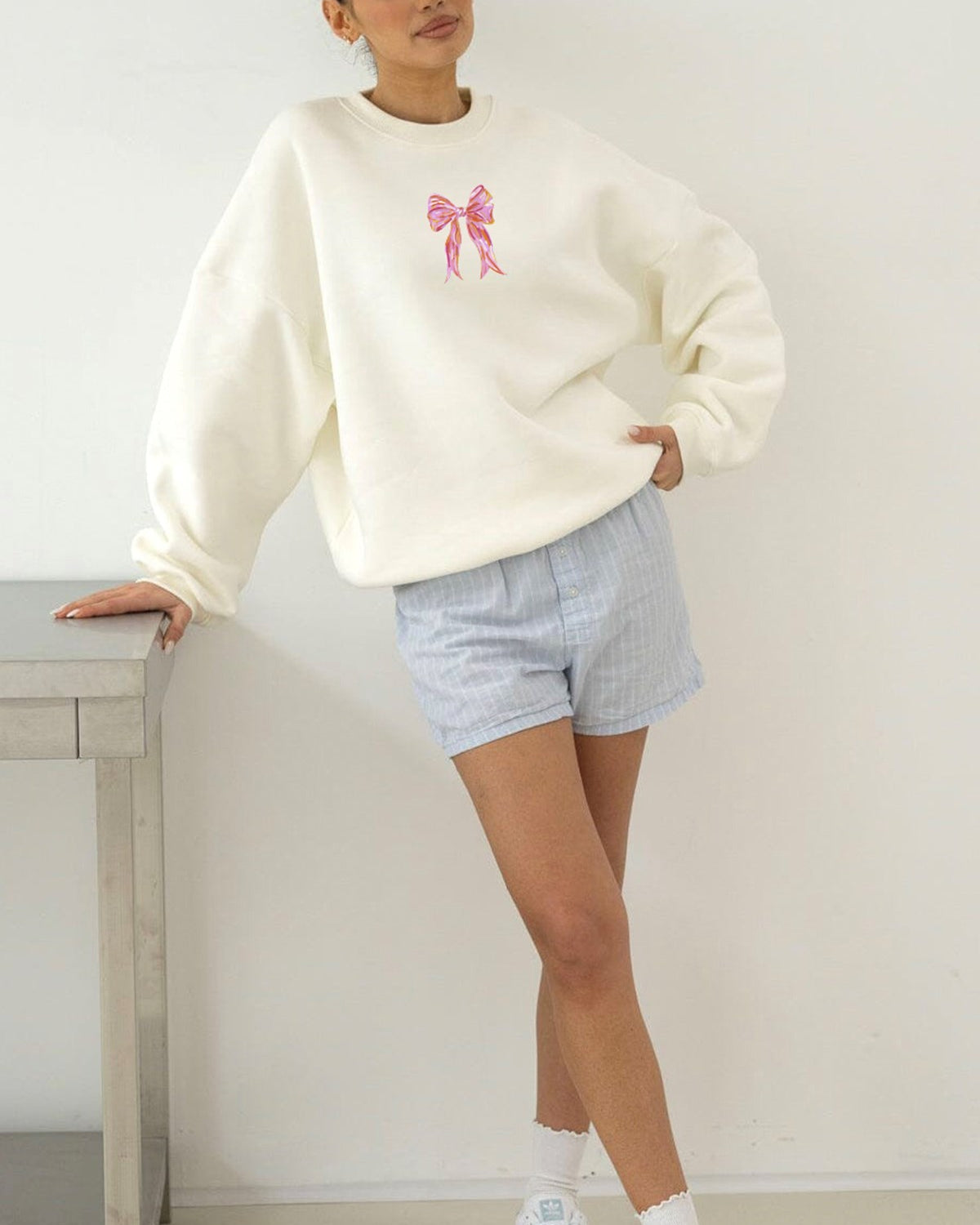 Kadın Oversize Sweatshirt Pembe Kurdele Baskılı Beyaz – Bisiklet Yaka, 3 İplik Şardonlu Polar
