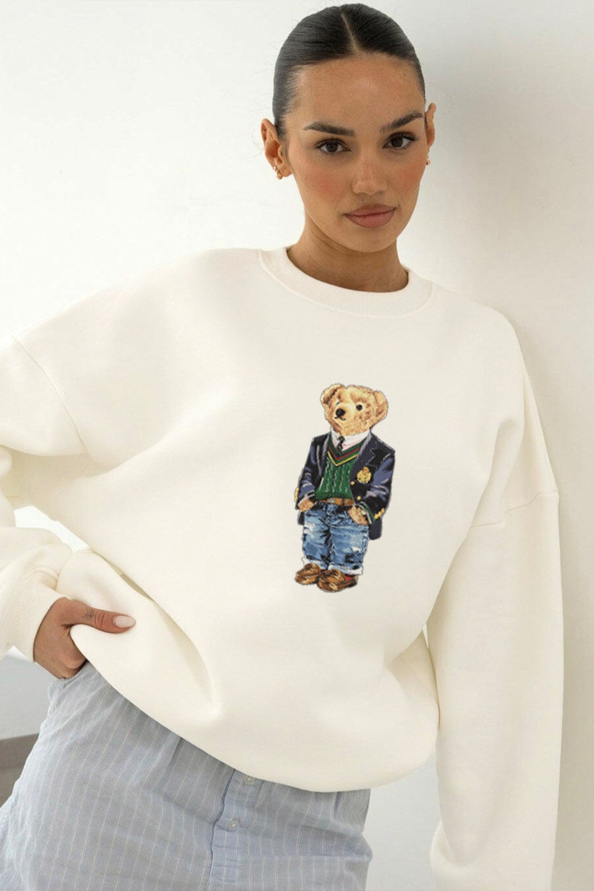 Kadın Oversize Sweatshirt Ivy Bear Baskılı Beyaz – Bisiklet Yaka, 3 İplik Şardonlu