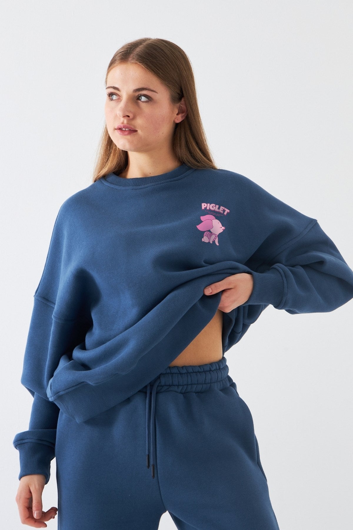 Kadın Oversize Sweatshirt Piglet Dreams Baskılı Marine – Bisiklet Yaka, 3 İplik Şardonlu Polar