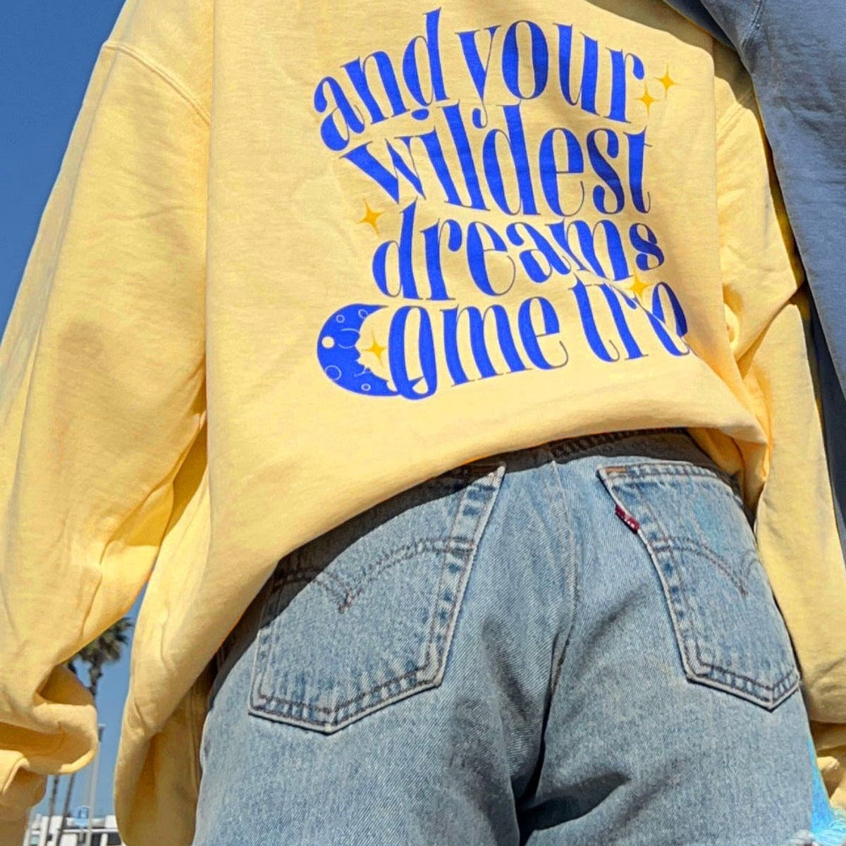 Oversize Unisex Bisiklet Yaka Sweat Sarı – 3 İplik Polar Kumaş, Rahat Kalıp, Wildest Dreams Baskılı
