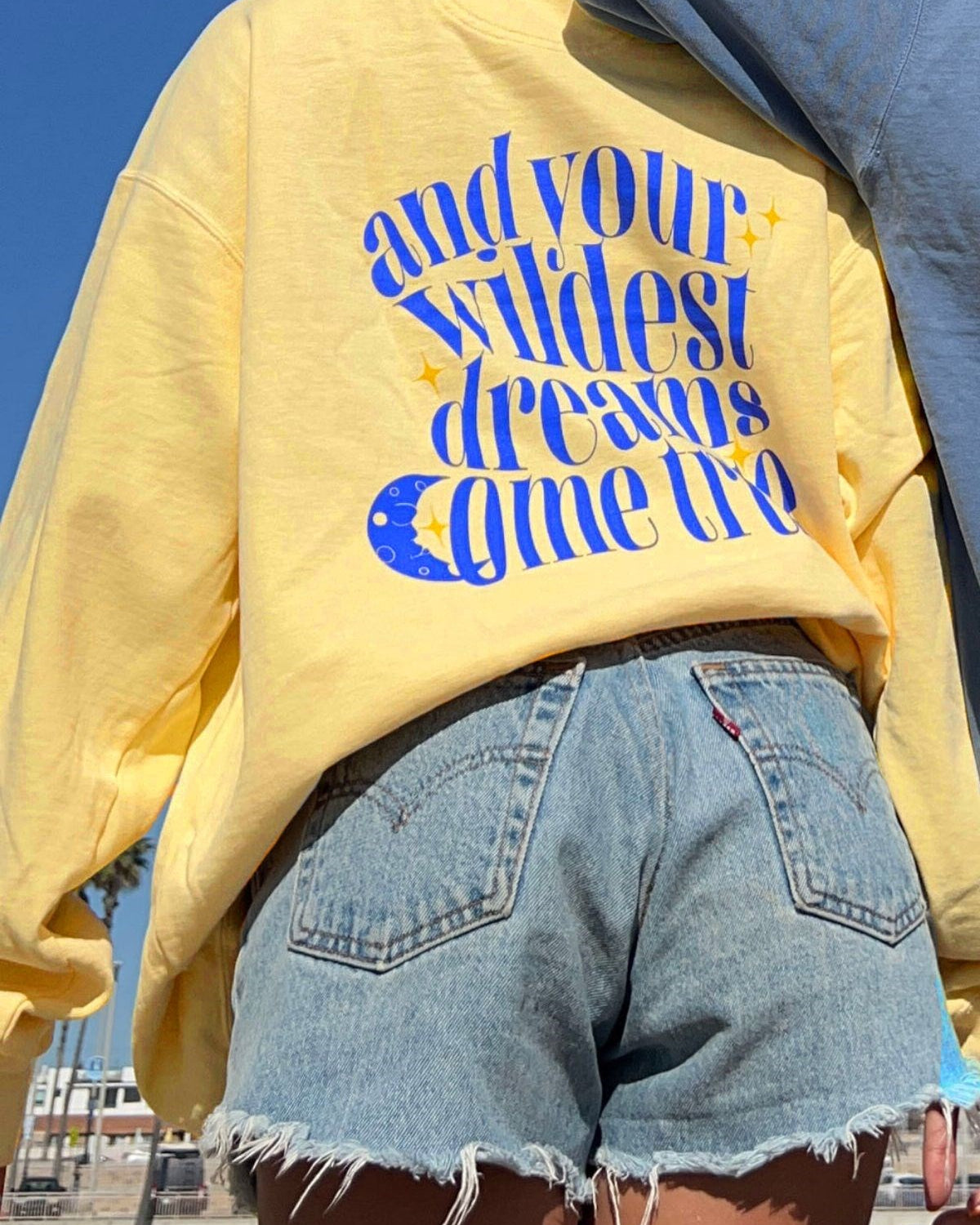Oversize Unisex Bisiklet Yaka Sweat Sarı – 3 İplik Polar Kumaş, Rahat Kalıp, Wildest Dreams Baskılı